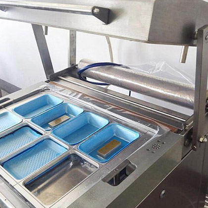 Skin Vacuum Packaging Machine for Foods Products with Tray7050